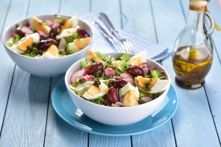 Šalát z listového špenátu, vajíčka a reďkovky